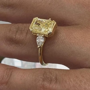Anillo de Diamante Amarillo de Laboratorio con Corte Esmeralda, Certificado IGI, Anillo de Tres Piedras en Oro de 14K - Product Image 3