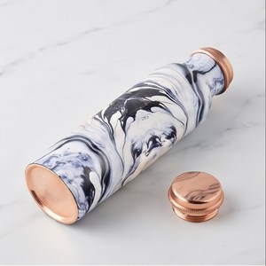 Botella de Agua de Cobre con Patrón de Mármol y Tapa de Rosca, Diseño Moderno, Accesorio Perfecto para Mesa, con Empaque de Regalo Personalizado - Product Image 1