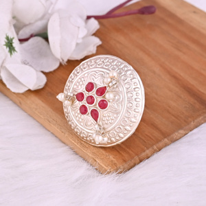 Anillo Grande Ajustable Boho con Diseño Floral de Gemas de Perla y Hidroplata Roja - Product Image 2
