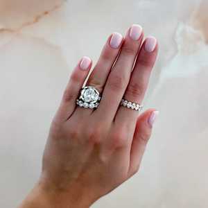 Anillo de Compromiso Personalizado con Diamante Ovalado de 2 Quilates Cultivado en Laboratorio, Oro Sólido de 14K/18K, Banda de 7 Piedras Graduadas, Precio de Fábrica al por Mayor B2B - Product Image 2