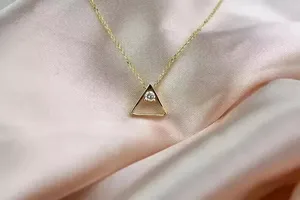 Collier Pendentif Géométrique Triangle en Moissanite, Argent Sterling 925 Plaqué Or, Bijou Minimaliste à Coupe Brillante - Product Image 4
