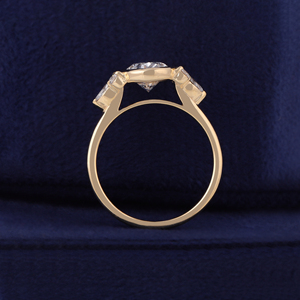 Bague en or jaune 14 carats avec diamant ovale de laboratoire de 2 carats serti clos - Product Image 4