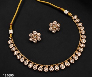 Parure de collier traditionnelle indienne Kundan Meenakari en cuivre plaqué or avec pendentif goutte d'eau en émail vert et boucles d'oreilles clous florales - Product Image 1