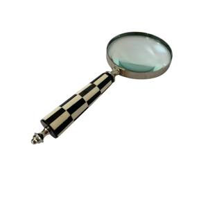 Loupe de poche de qualité supérieure avec poignée en imitation os et cadre métallique finition argentée pour la lecture de livres, journaux et cartes - Product Image 3