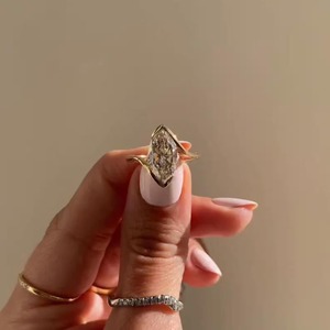 Anillo de compromiso marquesa de 3 CT con engaste de medio bisel, anillo de boda único de oro macizo de 14K con diseño bypass, anillo certificado IGI, anillo de promesa - Product Image 5