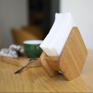 Porte-serviettes élégant en bois avec finition lisse, idéal pour les tables à manger, pour garder les serviettes bien rangées et ajouter un charme décoratif naturel. - Product Image 1
