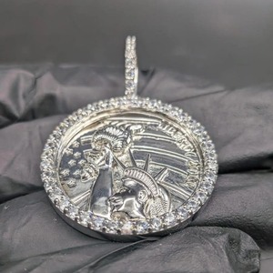 Pendentif de luxe en argent 925 avec bordure en diamants, motif Statue de la Liberté, diamants ronds taille brillant couleur G, unisexe, pour usage quotidien - Product Image 1