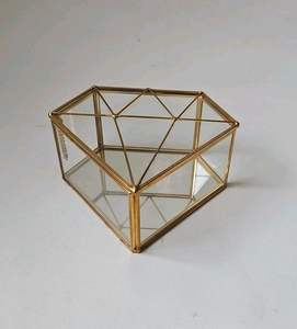 Boîte à bijoux triangulaire en laiton avec cristaux, organisateur de présentation carré doré, solution de rangement élégante pour bagues, colliers et bracelets - Product Image 2