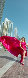 Robe de soirée fluide en satin magenta vibrant pour femme, avec traîne spectaculaire, fente haute sur la cuisse, sans manches, col en V et dos nu - Product Image 3