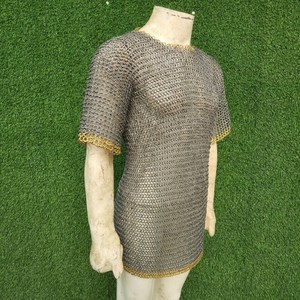 Haubert médiéval en acier doux à anneaux rivetés, avec bordure en anneaux de laiton, demi-manches, armure de chevalier pour reconstitution historique - Product Image 2