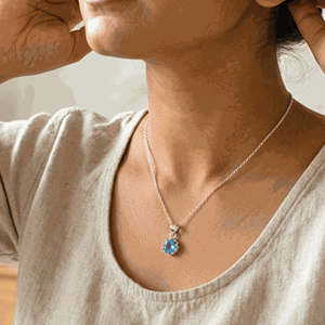 Collier pendentif en topaze bleue Jeweltech, serti clos, fait main, délicat, en argent sterling 925, chaîne Figaro, forme fleur, pierre précieuse - Product Image 2