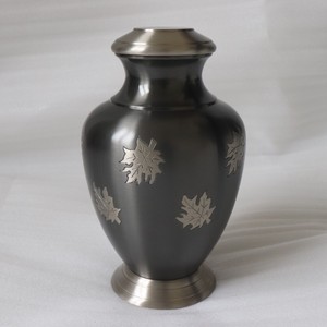Urna Funeraria de Latón Hecha a Mano con Diseño de Hoja de Arce, Urnas Personalizadas Grabadas para Cenizas Humanas, Urna de Metal Duradera para Cenizas Humanas con Diseño Grabado - Product Image 6