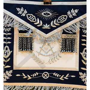 Delantal Masónico Azul Marino Hecho a Mano para Maestro Masón con Bordado de Hilos Plateados y Flecos – Regalia Premium para Logia - Product Image 5