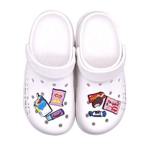 Charmes de chaussures Prem Leag de vente chaude pour les fans de football Accessoires de pom-pom girl avec trous de chaussures décoratifs - Product Image 1