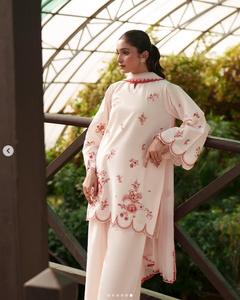 SADIA AUN HUTE COUTURE Ensemble élégant en soie brodée couleur blush, motifs floraux délicats, pantalon ample, dupatta transparent, soleil - Product Image 2