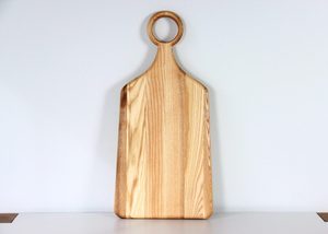 Planche de service rectangulaire en bois de frêne Viet WoodCraft avec anse en anneau, teinture foncée naturelle, qualité alimentaire, écologique, épaisseur 1,8 cm - Product Image 3