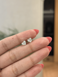 Splendides boucles d'oreilles solitaires en diamant de laboratoire taillé en forme de cœur, 1,10 ct VS EF, or massif 14 carats, bijoux fins romantiques, cadeau d'anniversaire - Product Image 1