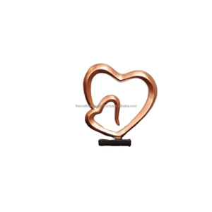 Cuivre Plaqué Coeurs Accent Table Showpiece Coeur Sculpture Fourniture Décorative En Aluminium Moulé Coeur Objet pour Vitrine - Product Image 1