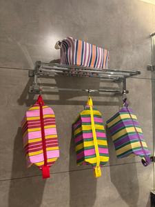 Sac fourre-tout de voyage extra large en nylon rayé personnalisé et écologique avec poignées, pochettes de toilette et cosmétiques recyclées réutilisables à fermeture éclair - Product Image 2