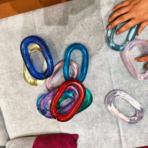 Cadena de Eslabones de Resina Epoxi Transparente Grande y Colorida para Decoración de Pared, Proyectos DIY, Cortina Divisoria de Habitación con Diseño de Ángel Personalizable - Product Image 1