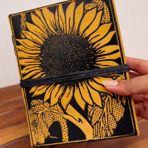 Carnet en cuir jaune fait main de haute qualité personnalisable – Motif tournesol en relief, reliure à cheval, bords festonnés, pages en coton non lignées - Product Image 2