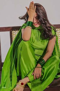 Ensemble Salwar Kameez Plazo et Dupatta de créateur indien, style décontracté et élégant, en crêpe naturel, broderies et sequins, pour mariage - Product Image 6