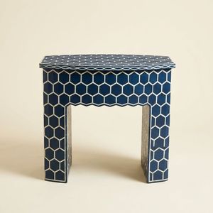 Mesita de Noche Moderna con Patrón de Panal Azul, Mueble de Madera Hecho a Mano para Dormitorio, Diseño Contemporáneo - Product Image 1