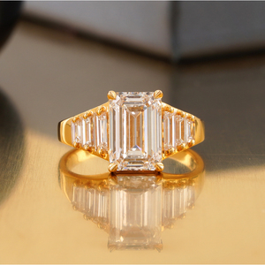 แหวนหมั้นเพชรแล็บโกรว์ทรงเอเมอรัลด์ 3.01 กะรัต ทอง 14K พร้อมเพชรทรงบาแกตต์ด้านข้าง ความใส VS1 พร้อมถุงใส่แหวน - Product Image 1