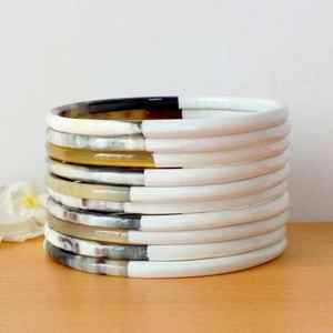 Bracelet jonc en corne de buffle naturelle, matériau écologique et biologique, couleur naturelle, style plume animale, pour femme, haute couture - Product Image 1