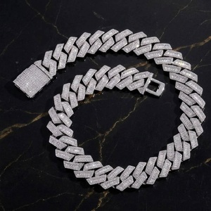 Collier chaîne cubaine en argent sterling 925 avec diamants Moissanite VVS pour un style clubbing et un usage cadeau. - Product Image 4