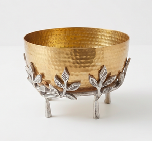 Cuenco dorado hecho a mano con diseño de hojas plateadas y base, cuenco decorativo de metal estilo bohemio para decoración del hogar. - Product Image 1