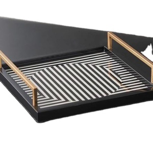 ถาดเสิร์ฟผลไม้ทำจากเรซินอีพ็อกซี่พร้อมที่จับทำจากไม้ - Product Image 1