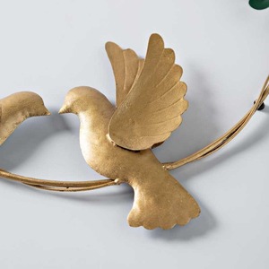 Magnifique couronne de colombes en métal doré avec des feuilles vertes et des baies rouges, parfaite pour la décoration murale festive ou la décoration de porte d'entrée. - Product Image 4