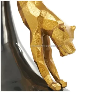 Table d'appoint argentée polie à la main avec dessus en marbre Détails ornés Base de table basse en métal design avec surface en verre dépoli - Product Image 4