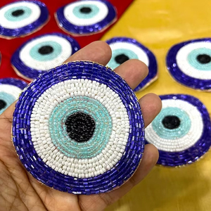 Porte-clés brodé artisanal avec perles, motif floral coloré, cadeau unique pour les amis et la famille - Product Image 1