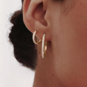 Pendientes de aro con bisagras y diamantes pavé de triple fila - Product Image 3