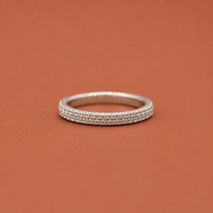 Anillo de Boda Elegante de Plata S925 con Dos Hileras de Diamantes Moissanite Engastados en Punta, Estilo Media Eternidad - Product Image 1
