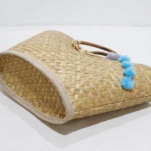 Bolso de Playa Tejido con Hojas de Palma, Ecológico y Duradero, con Asas de Madera y Pompones, Color Beige Claro, Casual, Multiusos - Product Image 3
