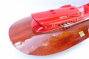 Modèle de bateau rapide italien en bois FER.RA.RI HYDROPLANE, finition polie et peinte, fait main, taille personnalisée, autoportant, style moderne et sportif - Product Image 3