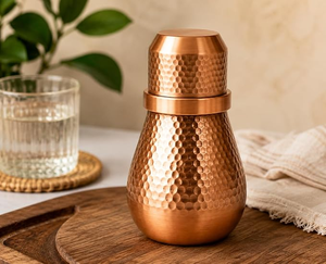 Bouteille d'eau en cuivre pur gravée sur mesure avec gobelet en cuivre, ensemble de vaisselle ayurvédique fait main pour la maison, le bureau et les voyages - Product Image 5