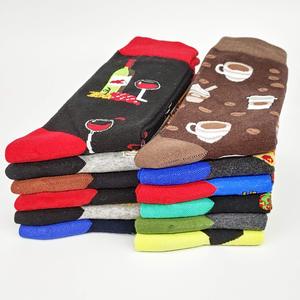 Chaussettes graphiques audacieuses, chaussettes personnalisées imprimées, chaussettes de mode, designs artistiques urbains, chaussettes décontractées en coton pour unisexe - Product Image 5