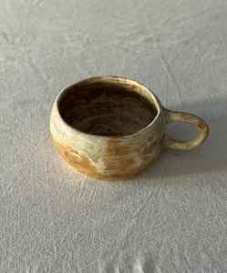 Ensemble de tasses en céramique élégantes de fabrication indienne, durables et compatibles micro-ondes, pour le thé et le café, disponibles à prix abordable par UO - Product Image 3