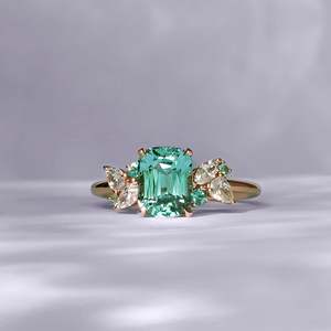 Anillo de compromiso clásico para mujer con circonita talla cojín y engaste de oro de 18K - Product Image 2