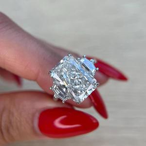 Anillo de Compromiso de Tres Piedras con Diamante Cultivado en Laboratorio de Corte Radiante de 8.60 Quilates _ Piedras Laterales Cadillac _ Certificado IGI _ Oro de 18k - Product Image 3