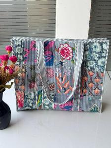 Bolsa de Mano de Algodón Hecha a Mano, Diseño Acolchado con Estampado de Bloques, Personalizada, para Verano, Primavera, Invierno, Viajes, Compras, con Cierre - Product Image 1