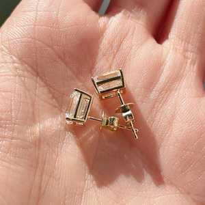 Pendientes solitarios sencillos para uso diario, con corte esmeralda, moissanita, oro macizo de 14 quilates, joyería fina para mujer, regalos de aniversario. - Product Image 4