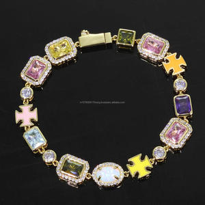 Bracelet multicolore doré avec pierres géométriques serties et accents étoilés pour les acheteurs de bijoux de mode en gros - Product Image 1