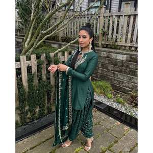 Ensemble pour les fêtes pour femmes Beautiful Top Bottom et Dupatta - Product Image 2