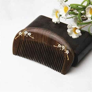 Al por mayor Nuevo y de moda Peine para el cabello de madera pulida artesanal natural con mango de madera hecho a mano para salón y logotipo personalizado - Product Image 1