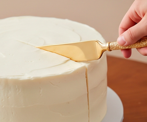 Juego de utensilios para servir pasteles de acero inoxidable con asas con acabado dorado en relieve, perfecto para bodas y eventos especiales. - Product Image 4